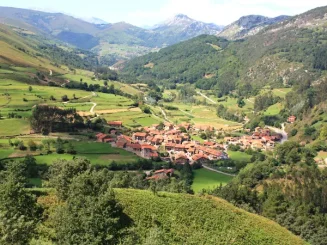 Vista aérea de una zona rural de colinas verdes en Asturias como muestra de precio de suelo rústico en Asturias