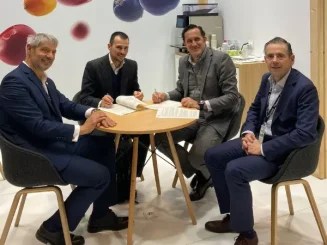 Responsables de Cocampo y Banco Sabadell firman el acuerdo para apoyar el acceso a crédito agrario.