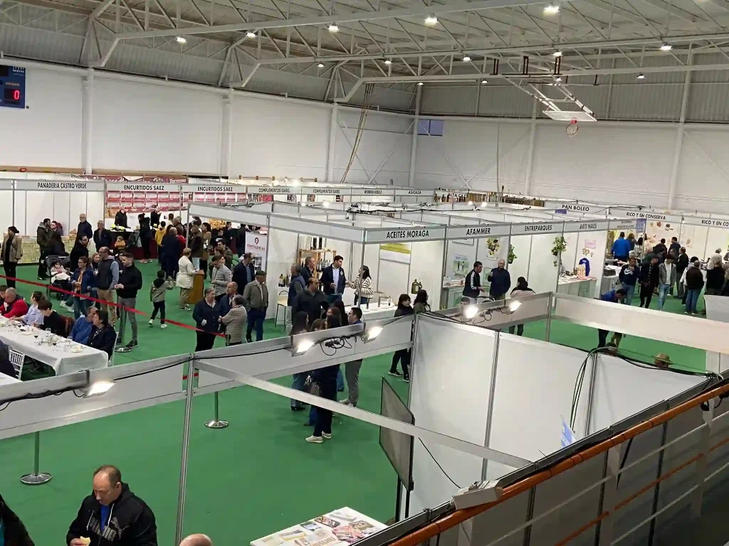 VIsitantes recorren los stands de Ferduque en una edición anterior.