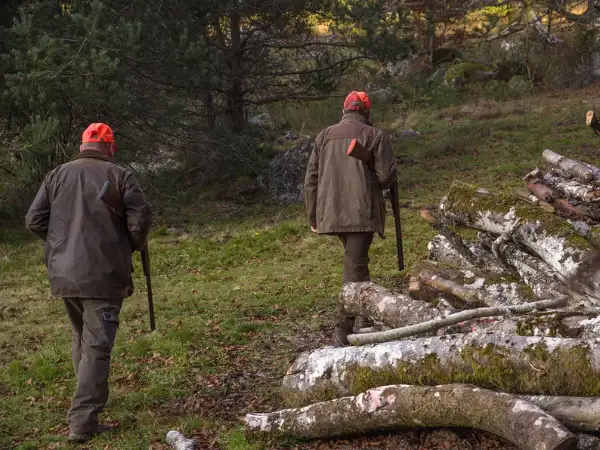 Guía definitiva de ropa de cazador: equípese como un profesional