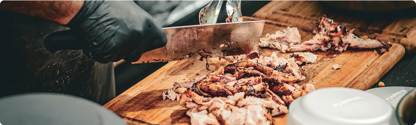 Corte de carne de caza fresca, preparación y despiece artesanal.