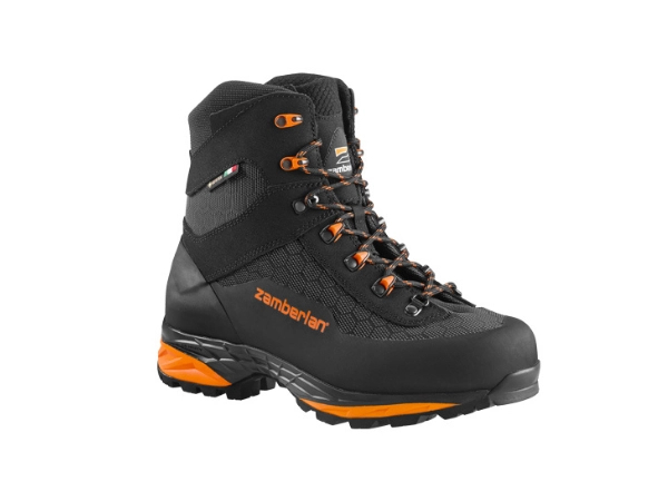 Bota Zamberlan negra de piel, caña alta y suela Vibram para caza y rececho.