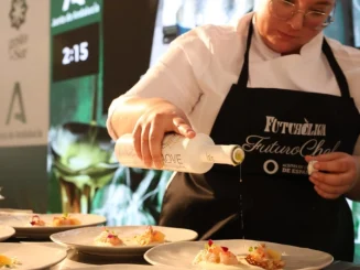 Cocinera sirviendo aceite en un plato en Futuroliva 2026