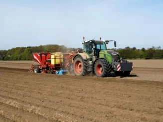 tractor arando seobre terreno en representacion de las ejecuciones hipotecarias sobre fincas rústicas