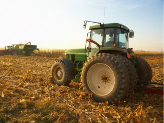 maquinaria en plena actividad con seguro tractor